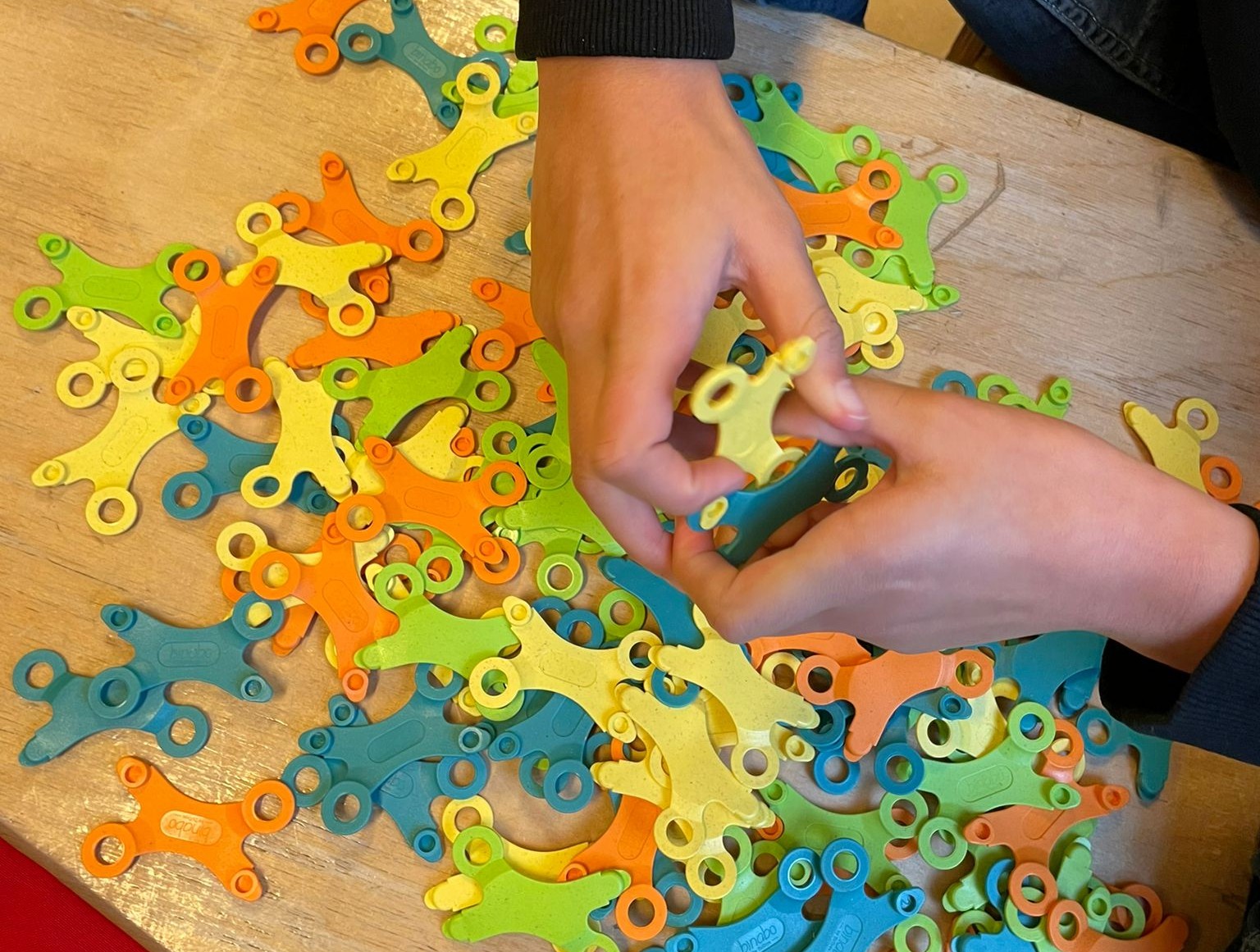 Kinderhanden bouwen met Binabo-materiaal uit de Coole TECH Box